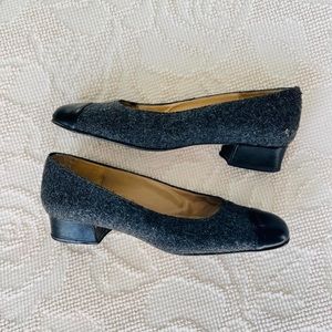 Beautiful 90s vintage heeled ballet shoes.